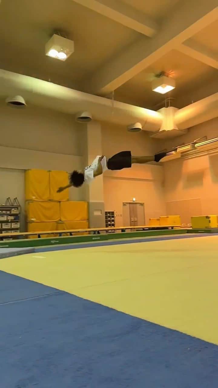 佐藤嘉人のインスタグラム：「🌀🌀🌀 #acrobatics #acrobat #アクロバット#佐藤三兄弟 #triplets #男子新体操」