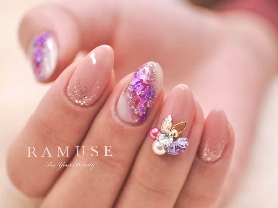 Riyo.Nailartistさんのインスタグラム写真 - (Riyo.NailartistInstagram)「『ネイルアートは芸術』という人がいますが 私の考えは違います。  ネイルアートは、あくまでその人を 引き立たせる為の一部であり、 爪が独立して目立ってしまってはダメ。  だからその人の肌に馴染む色で、 作品だけを切り取ると地味かもしれない。  でもそこには 爪の長さに合わせた美しくみえる形、 伸びた時にも美しくみえるフォルムの形成、 日々扱いやすいパーツやラメの配置など  分かりやすくはないけれど 長くリピートされる理由がある。  私の強みはサロンワーク向けであり、 瞬間のひらめきとお客様と作る ライブ感に対応できる技術力だと思っています。  そんな日々のサロンワークを支える 大切なアイテムを今、作っています。  早く皆さまの元に届いて 日々のサロンワークがより輝くものになりますように✨  #ネイリスト　#ネイルサロン大阪　#ビジューネイル #キラキラネイル　#大人ネイルデザイン　 #ネイル道具　#ネイル講師」9月7日 20時20分 - riyo1621