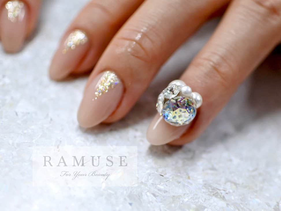 Riyo.Nailartistのインスタグラム：「『ネイルアートは芸術』という人がいますが 私の考えは違います。  ネイルアートは、あくまでその人を 引き立たせる為の一部であり、 爪が独立して目立ってしまってはダメ。  だからその人の肌に馴染む色で、 作品だけを切り取ると地味かもしれない。  でもそこには 爪の長さに合わせた美しくみえる形、 伸びた時にも美しくみえるフォルムの形成、 日々扱いやすいパーツやラメの配置など  分かりやすくはないけれど 長くリピートされる理由がある。  私の強みはサロンワーク向けであり、 瞬間のひらめきとお客様と作る ライブ感に対応できる技術力だと思っています。  そんな日々のサロンワークを支える 大切なアイテムを今、作っています。  早く皆さまの元に届いて 日々のサロンワークがより輝くものになりますように✨  #ネイリスト　#ネイルサロン大阪　#ビジューネイル #キラキラネイル　#大人ネイルデザイン　 #ネイル道具　#ネイル講師」