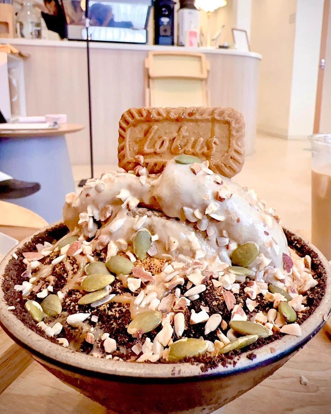 日下部ゆいこのインスタグラム：「. . 久しぶりの新大久保。 詳しい @aikan._.do_it  おすすめのお店をはしご。 . . 本当に美味しいから！ と上げられたハードルを 難なく超えてきました。 . . ランチは肉&麺。 のチャンポンが最高。 . @bam_bi_coffee  のピンスとシアッインジョルミも 甘すぎずに美味しかったー♡ . . そして何より @arikitchen_tokyo  @aikan._.do_it  との止まらない会話が 1番の調味料になりました(くさい) . . #新大久保#新大久保グルメ#韓国料理#ピンス#シアッインジョルミ#cafe」
