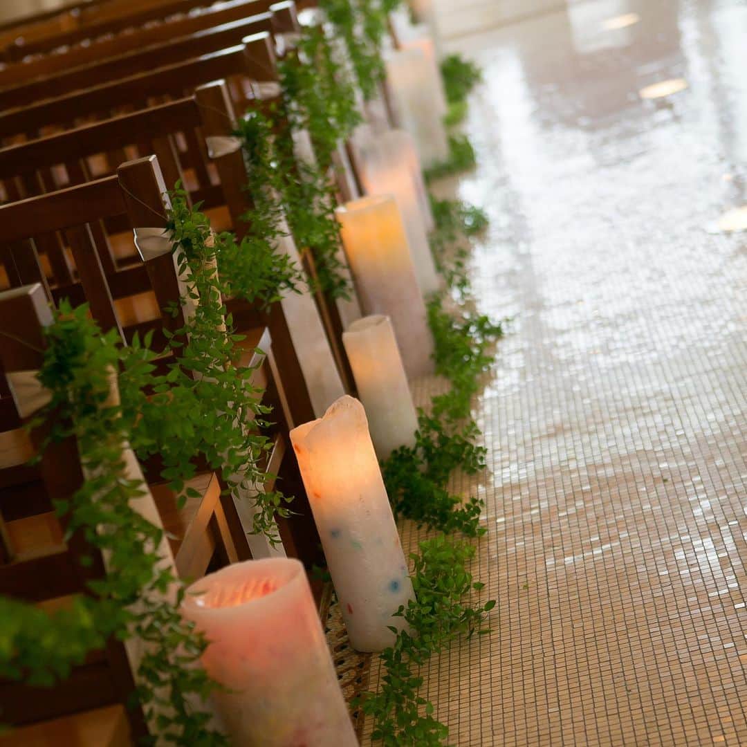 金沢結婚式 ヴィラグランディス金沢のインスタグラム：「🕯️ wrapped in gentle light  #candles  #chapel ・ ・ ・ #toalllovers #すべての愛しい人たちへ‥ #villagrandisweddingresort #weddingphoto」