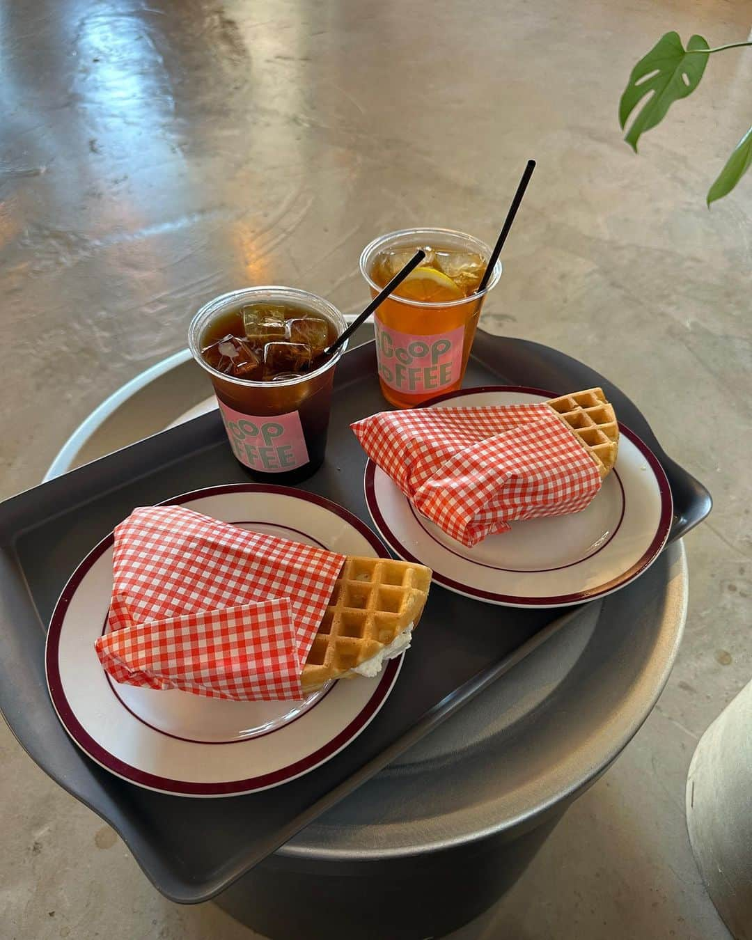 山田寿々さんのインスタグラム写真 - (山田寿々Instagram)「カフェデート☕️‪‪❤︎‬ ⁡ ⁡ ワッフル美味しかった〜！♡ お洋服も可愛い〜🤍 ⁡ ⁡ #新大久保カフェ #カフェ巡り #NICECLAUP #ootd #ボブ #scoopcoffee」9月7日 20時24分 - suzu48_tan_1211