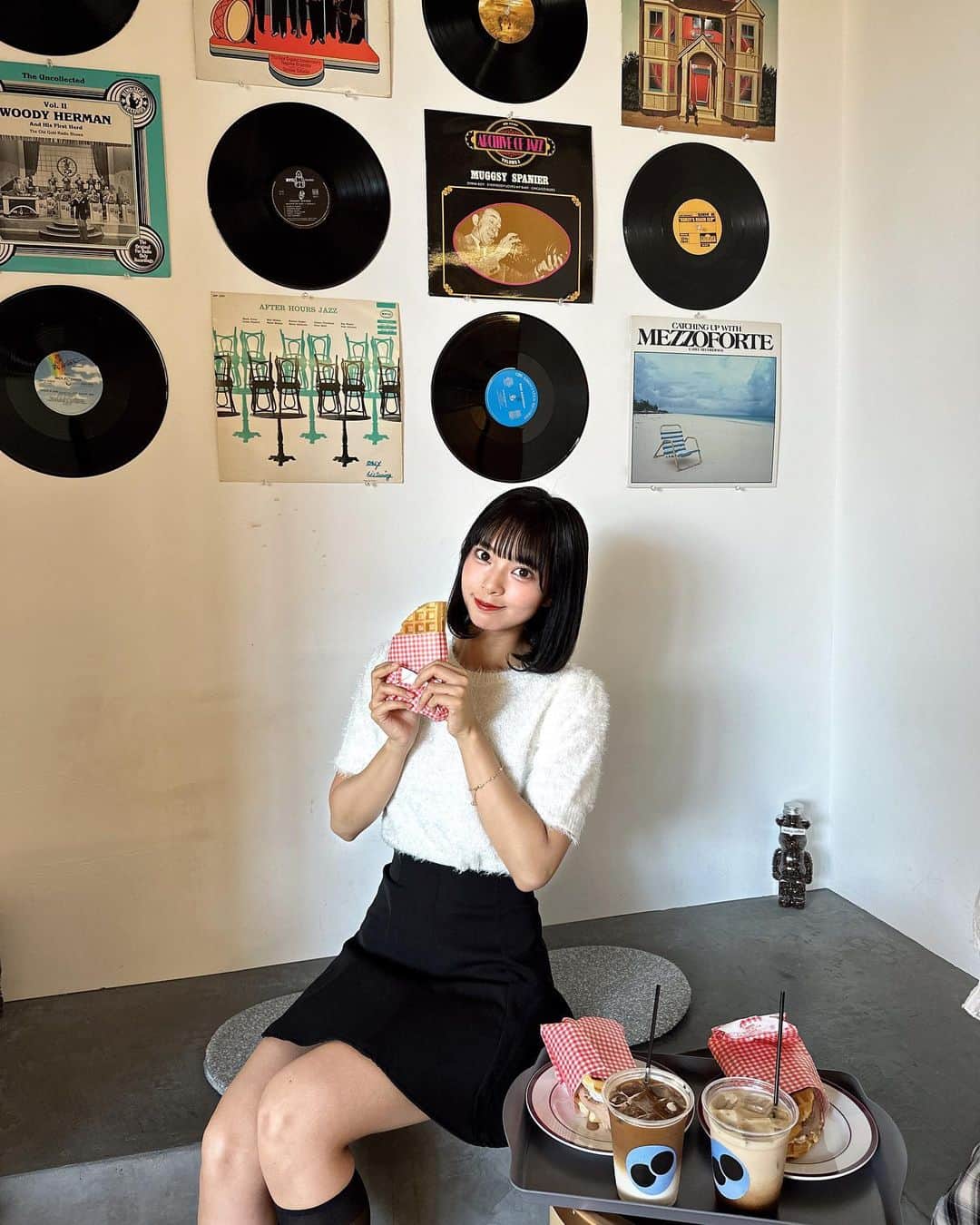 山田寿々のインスタグラム：「カフェデート☕️‪‪❤︎‬ ⁡ ⁡ ワッフル美味しかった〜！♡ お洋服も可愛い〜🤍 ⁡ ⁡ #新大久保カフェ #カフェ巡り #NICECLAUP #ootd #ボブ #scoopcoffee」