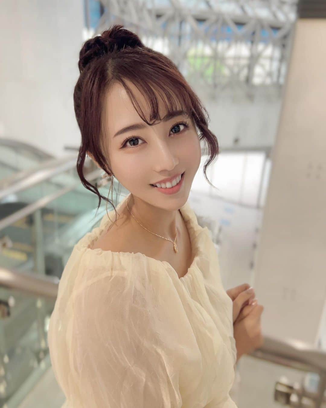 竹内紫麻のインスタグラム：「史上初❣️ GTV２回連続の生放送🩵  スタジオには松田選手と、 サプライズゲストで柳田選手、  富士からは中継を繋いで 急遽WECデビューが決まった 宮田選手🎤  リモート出演で ロニー選手‼️  と盛り沢山の出演でした！！  ありがとうございました😌🩵  ロニー選手と松田選手の真似をして お湯レモン🍋飲んでみます！  宮田選手今週末ファイトです💪  柳田選手もありがとうございました👏  そして今日は、 普段不器用な私の手では 絶対に出来ないお団子ヘア🍡 でした。  器用なヘアメイクさんは 写真を撮るのも上手で🩵  足が長く見えるようにと 下のまた下の方から😆 撮っていただきました😆  ありがとうございました🩵  #GTV #SUPERGT #wec富士  #生放送 #初お団子ヘア #宮田選手ファイトです #松田選手も解説ファイトです #ロニー選手柳田選手ありがとうございました」