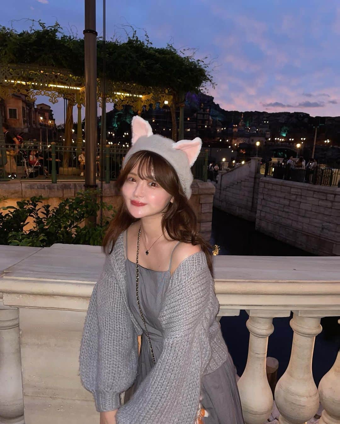 あきのインスタグラム：「ㅤㅤㅤㅤㅤㅤㅤㅤㅤㅤㅤㅤㅤ ㅤㅤㅤㅤㅤㅤㅤㅤㅤㅤㅤㅤㅤ うなちゃんがbirthday Disney 連れてきてくれた😢✨🎀 今日から発売のジェラトーニ ベレー帽めっちゃ盛れます。 オススメだ🐈✨ @quinbelle_omotesando で 美容鍼した効果もでかい🫶 ㅤㅤㅤㅤㅤㅤㅤㅤㅤㅤㅤㅤㅤ #東京ディズニーシー  #ディズニーシー #ディズニーコーデ #tokyodisneysea  #ジェラトーニコーデ #ジェラトーニ #snidel #スナイデル #秋服#treatyourself  #トリートユアセルフ #トリートディズニー」