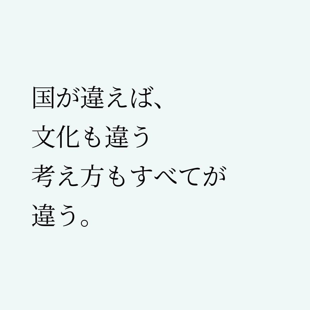 Takumi Kawaharaさんのインスタグラム写真 - (Takumi KawaharaInstagram)「【 日本の不思議 】   日本って不思議。   一斉に就職活動して、 一斉に入社。   会社で働き”続ける”のが当たり前で、 それ以外はあり得ないような空気がある。   そりゃ辞めたり 新たな挑戦は怖くなるよね。   国が違えば、文化も違う 考え方もすべてが違う。   何が当たり前で 何があるべき姿なのか。 　 自分のアタマで考えるのが とても大事。   日本の当たり前は 世界の常識なわけじゃない。       ＿＿＿＿＿＿＿＿＿＿＿   川原卓巳 × 西野亮廣 ここまで喋っちゃっていいんですか？ 人生を劇的に変える 『夢と金のリアル』   川原卓巳のYouTubeにて無料版 公開中！ 対談動画購入権も大好評販売中！   ご購入は川原卓巳の公式LINEへ プロフィール欄のURLからアクセス頂けます。 @takumi.kwhr     #プロデューサー #プロデュース #セルフプロデュース」9月7日 20時35分 - takumi.kwhr