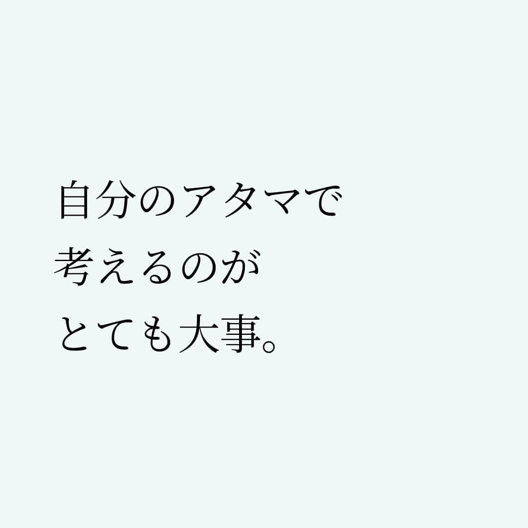 Takumi Kawaharaさんのインスタグラム写真 - (Takumi KawaharaInstagram)「【 日本の不思議 】   日本って不思議。   一斉に就職活動して、 一斉に入社。   会社で働き”続ける”のが当たり前で、 それ以外はあり得ないような空気がある。   そりゃ辞めたり 新たな挑戦は怖くなるよね。   国が違えば、文化も違う 考え方もすべてが違う。   何が当たり前で 何があるべき姿なのか。 　 自分のアタマで考えるのが とても大事。   日本の当たり前は 世界の常識なわけじゃない。       ＿＿＿＿＿＿＿＿＿＿＿   川原卓巳 × 西野亮廣 ここまで喋っちゃっていいんですか？ 人生を劇的に変える 『夢と金のリアル』   川原卓巳のYouTubeにて無料版 公開中！ 対談動画購入権も大好評販売中！   ご購入は川原卓巳の公式LINEへ プロフィール欄のURLからアクセス頂けます。 @takumi.kwhr     #プロデューサー #プロデュース #セルフプロデュース」9月7日 20時35分 - takumi.kwhr