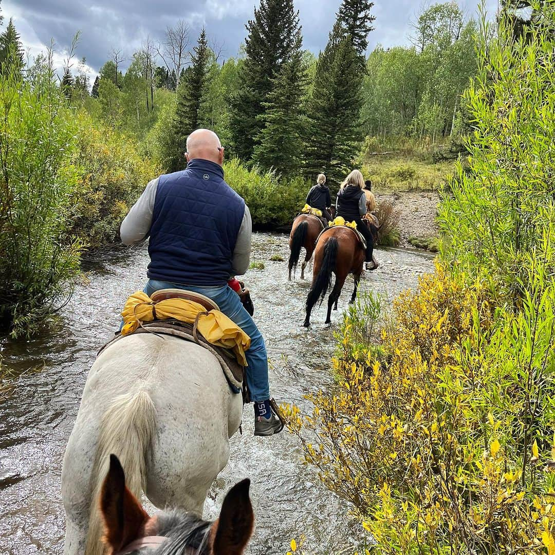 ジェイソン・ブラウンさんのインスタグラム写真 - (ジェイソン・ブラウンInstagram)「Saddle up… we’re going on a ride!  乗馬しています! 🐎 @littlejennieranch   #wyoming #jackson #jacksonhole #bondurant #usa #horses #horsebackriding #travel #family #summer #riding #ranch #littlejennieranch #wyomingranch #jacksonwyoming」9月7日 20時36分 - jasonbskates