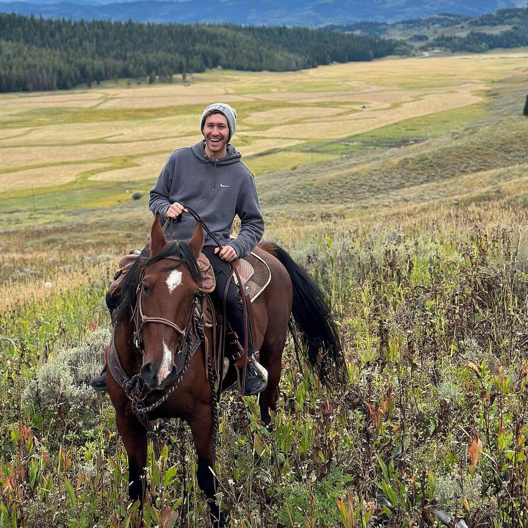 ジェイソン・ブラウンさんのインスタグラム写真 - (ジェイソン・ブラウンInstagram)「Saddle up… we’re going on a ride!  乗馬しています! 🐎 @littlejennieranch   #wyoming #jackson #jacksonhole #bondurant #usa #horses #horsebackriding #travel #family #summer #riding #ranch #littlejennieranch #wyomingranch #jacksonwyoming」9月7日 20時36分 - jasonbskates