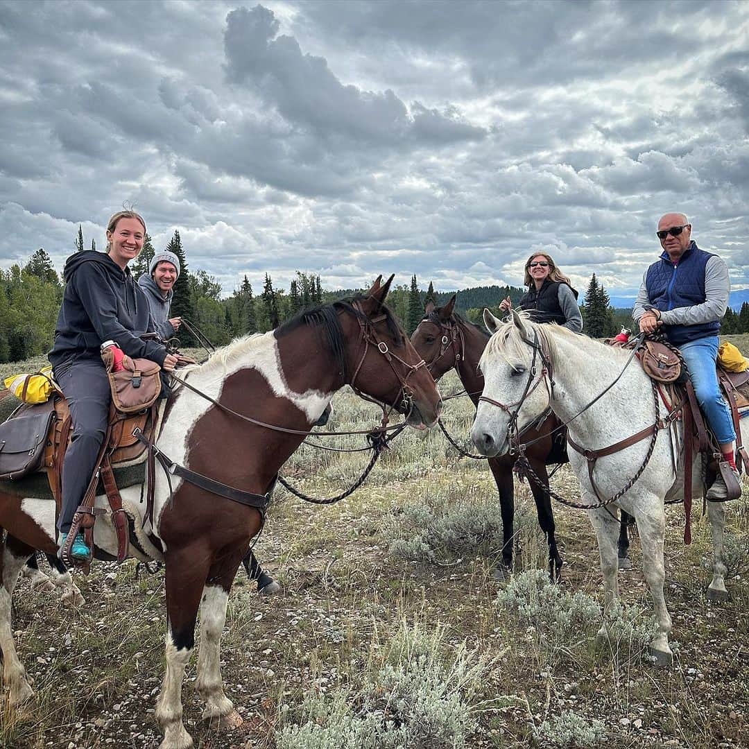 ジェイソン・ブラウンさんのインスタグラム写真 - (ジェイソン・ブラウンInstagram)「Saddle up… we’re going on a ride!  乗馬しています! 🐎 @littlejennieranch   #wyoming #jackson #jacksonhole #bondurant #usa #horses #horsebackriding #travel #family #summer #riding #ranch #littlejennieranch #wyomingranch #jacksonwyoming」9月7日 20時36分 - jasonbskates