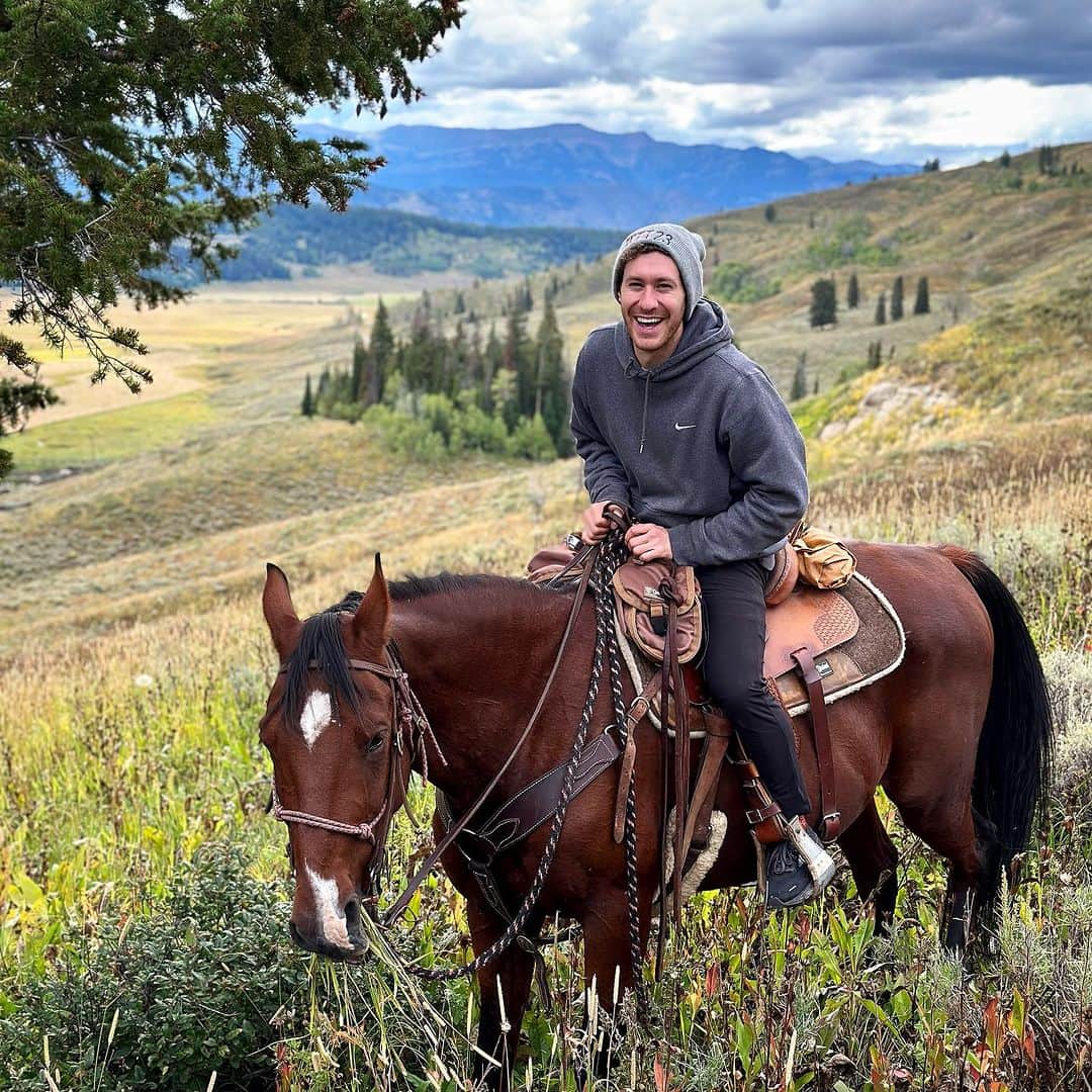 ジェイソン・ブラウンのインスタグラム：「Saddle up… we’re going on a ride!  乗馬しています! 🐎 @littlejennieranch   #wyoming #jackson #jacksonhole #bondurant #usa #horses #horsebackriding #travel #family #summer #riding #ranch #littlejennieranch #wyomingranch #jacksonwyoming」