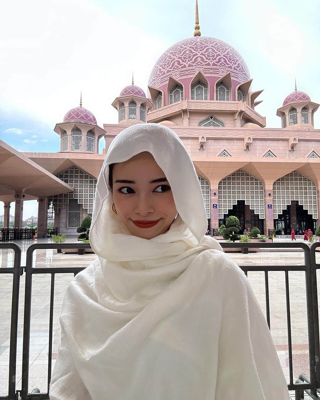 尾崎紗代子さんのインスタグラム写真 - (尾崎紗代子Instagram)「. またモスクに🕌 こちらもマレーシア。 世界で３つしかないと言うピンクモスク。 マスジッド・プトラ。 貸し出されるローブもピンクなので 統一感がかわいい☺️  マレーシアと言えばブルーモスクだけど ガイドさんに聞いたらこちらのピンクモスクの方が 自由度が高く子連れにはオススメということで来ました。  日本語での説明書きも多くて、 読みながら感心していたところ 子供達の落ち着きが無くなってきたので 文章系は写真を撮って後で読もうと そそくさ退散。爆 「人生の目的はなにか？」 「なぜ私はここにいるのか？」 「私はどこから来たのか？」 (８枚目参照) 全て一度も考えたことが無いアンポンタンなので そういう事を考える方が多くいらっしゃるのですねえ！と 目から鱗でした。(感想ミジンコ)  そして帰り際に初ドリアン(アイスだけど)を食べて これは無理だと一口で断念。 外国の方が納豆のニオイ嗅いだ時こんな気持ちなんだろうな。笑 ドリアンは無理だ😂  しかしここも圧巻の美しさでした。  ワンオペワンオペ言ってますけど観光地 まわってるときはガイドさんが 一応近くにいます☺️  #momlife #mommylife #mommy  #育児 #ママライフ  #6歳 #4歳 #２歳 #motherof3 #motherhood  #family #familyphoto  #3人育児  #3児のママ #3児ママ  #familytime  #5人家族 #familyphotograhy #familyfirst #familytrip #Singapore #Malaysia #singaporetrip #malaysiatrip #ワンオペ旅行 #ワンオペ」9月7日 20時28分 - osayo_osayo
