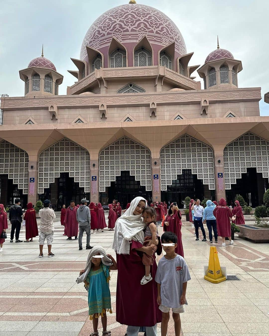 尾崎紗代子さんのインスタグラム写真 - (尾崎紗代子Instagram)「. またモスクに🕌 こちらもマレーシア。 世界で３つしかないと言うピンクモスク。 マスジッド・プトラ。 貸し出されるローブもピンクなので 統一感がかわいい☺️  マレーシアと言えばブルーモスクだけど ガイドさんに聞いたらこちらのピンクモスクの方が 自由度が高く子連れにはオススメということで来ました。  日本語での説明書きも多くて、 読みながら感心していたところ 子供達の落ち着きが無くなってきたので 文章系は写真を撮って後で読もうと そそくさ退散。爆 「人生の目的はなにか？」 「なぜ私はここにいるのか？」 「私はどこから来たのか？」 (８枚目参照) 全て一度も考えたことが無いアンポンタンなので そういう事を考える方が多くいらっしゃるのですねえ！と 目から鱗でした。(感想ミジンコ)  そして帰り際に初ドリアン(アイスだけど)を食べて これは無理だと一口で断念。 外国の方が納豆のニオイ嗅いだ時こんな気持ちなんだろうな。笑 ドリアンは無理だ😂  しかしここも圧巻の美しさでした。  ワンオペワンオペ言ってますけど観光地 まわってるときはガイドさんが 一応近くにいます☺️  #momlife #mommylife #mommy  #育児 #ママライフ  #6歳 #4歳 #２歳 #motherof3 #motherhood  #family #familyphoto  #3人育児  #3児のママ #3児ママ  #familytime  #5人家族 #familyphotograhy #familyfirst #familytrip #Singapore #Malaysia #singaporetrip #malaysiatrip #ワンオペ旅行 #ワンオペ」9月7日 20時28分 - osayo_osayo