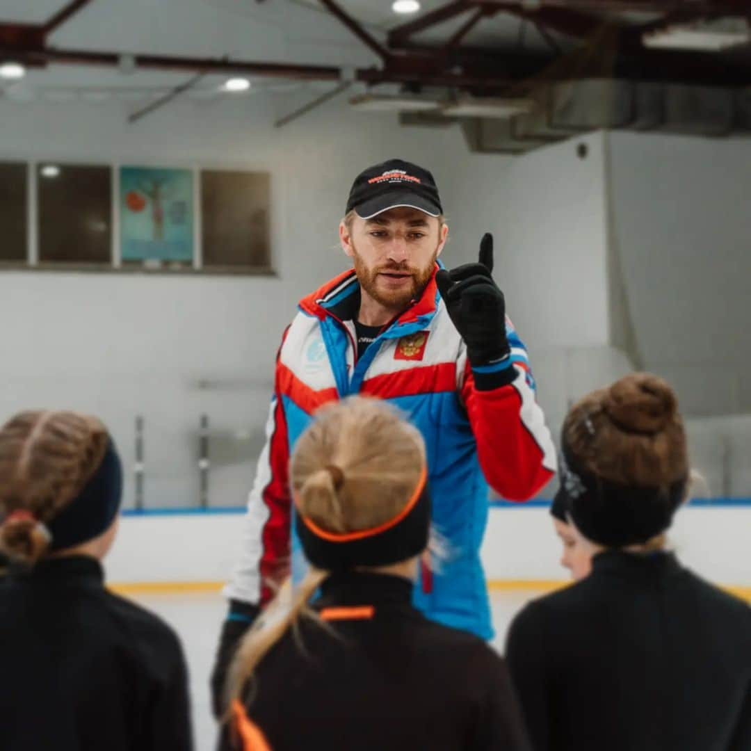 アレクセイ・ロゴノフのインスタグラム：「ВАКАНСИЯ @inskate_camp! 📢 Для работы на выездных сборах требуются квалифицированные специалисты по фигурному катанию. Разряд КМС, МС и выше. Универсальный специалист, второй тренер, тренер по скольжению. Постановщик программ, работа на удочке.    Частичная занятость👌  Резюме присылайте в whatsapp: +7 952 146-36-80   #вакансия #тренер #фигурноекатание #inSkateCamp #inSkate」