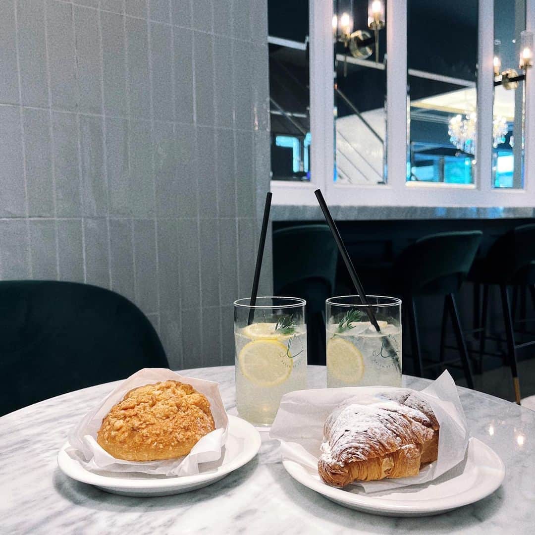のインスタグラム：「📍銀座一丁目/SALON DE LOUIS PREMIUM  @salon_de_louis_premium   ここのクロワッサンがめちゃくちゃ美味しかった🥐💓  #銀座 #銀座カフェ #salondelois #韓国カフェ #銀座一丁目 #カフェ #cafe #ootd」