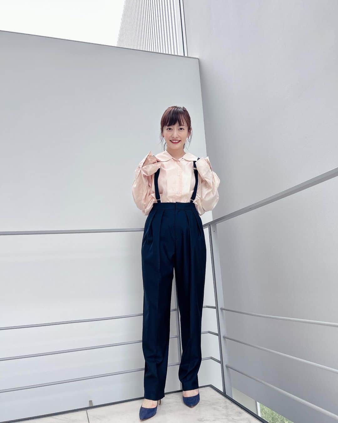 島本真衣のインスタグラム：「今日のパンツはサスペンダー付きでした♪ 見てくださった皆さん、ありがとうございました♡  #ブラウス @ekcookies_jp   #パンツ #サスペンダー @huelemuseum_official   #ピアス #リング @artidaoud   #パンプス @kanematsu_official」