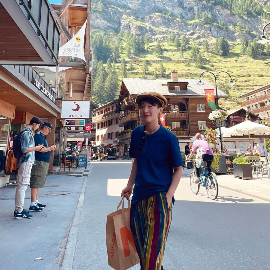 ひなたさんのインスタグラム写真 - (ひなたInstagram)「ずっとずっと行きたかったスイスに行ってきました🇨🇭  こんな美しい街に住んでる人が居るのか…。 景色もきれければ人も優しいし猫も鳥までも穏やかなんはなんぞや…!!!  虫までも話しかけてきた…  ご飯も美味しいし山頂に行ってもネットワークは完璧…。  一体この街はなんなんや。。。 老後、住み着くわ。  なんか、ツェルマットから出ようとしたら音楽部隊の方に捕まって演奏協力依頼いただきましたので、全力で奏でて街貢献いたしました。  #老後の話に花が咲く」9月7日 20時29分 - imomuhi_nata