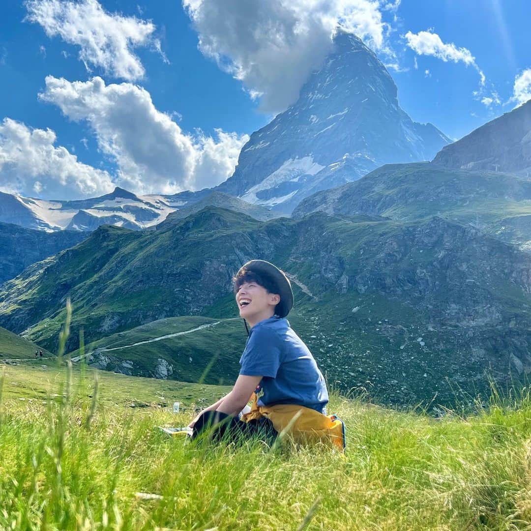 ひなたのインスタグラム：「ずっとずっと行きたかったスイスに行ってきました🇨🇭  こんな美しい街に住んでる人が居るのか…。 景色もきれければ人も優しいし猫も鳥までも穏やかなんはなんぞや…!!!  虫までも話しかけてきた…  ご飯も美味しいし山頂に行ってもネットワークは完璧…。  一体この街はなんなんや。。。 老後、住み着くわ。  なんか、ツェルマットから出ようとしたら音楽部隊の方に捕まって演奏協力依頼いただきましたので、全力で奏でて街貢献いたしました。  #老後の話に花が咲く」