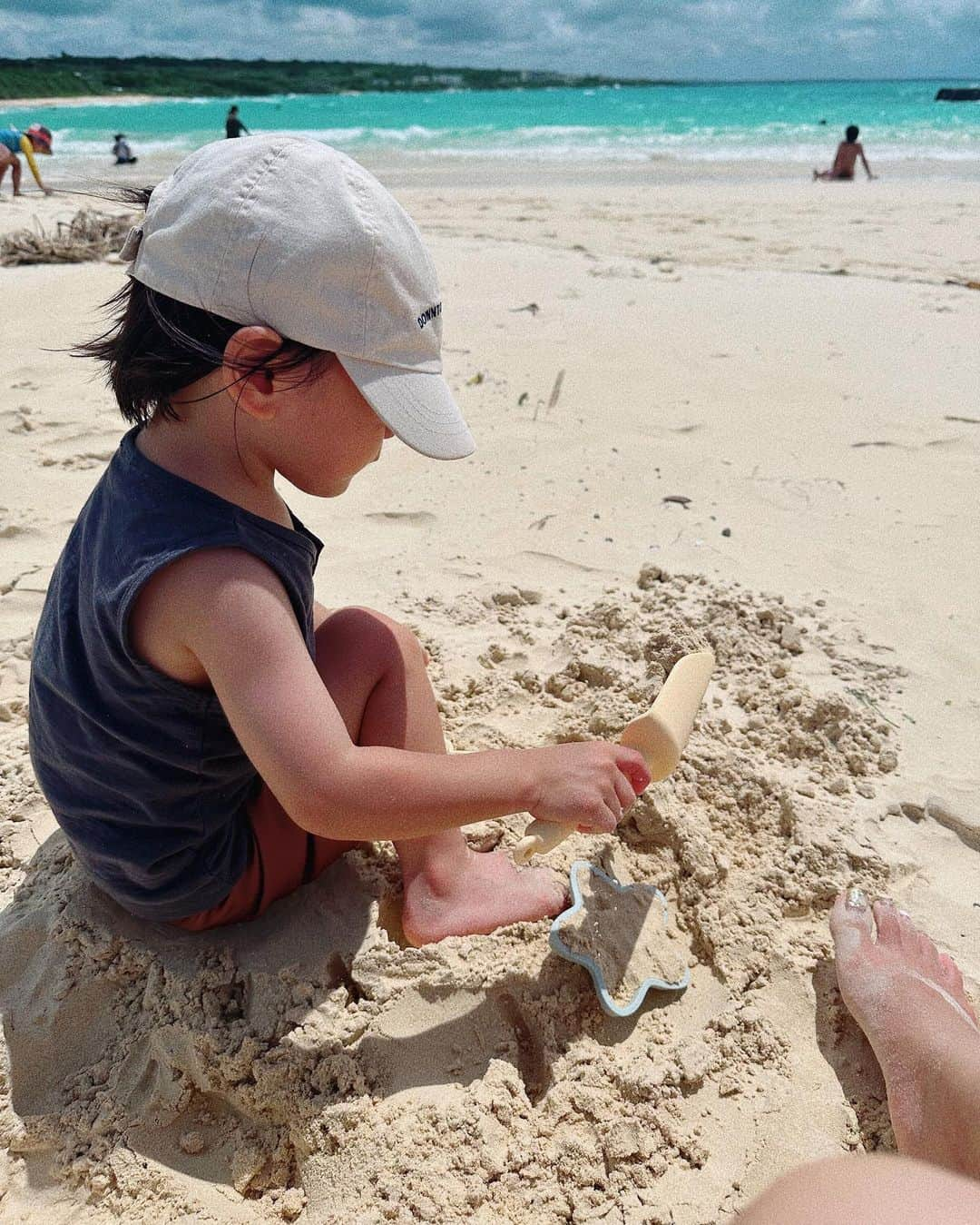 瀬戸サオリさんのインスタグラム写真 - (瀬戸サオリInstagram)「Beach🩵🏝️☁️ 綺麗すぎてさいこーう🩵🩵  みんなの準備ばかりして 自分のもの全部忘れて （帽子とか😨やばすぎ）  私だけ日焼けしすぎて もはや火傷状態…🔥 こわいくらい真っ黒&真っ赤  それでも海遊び 楽しかったな〜⛱️  #渡口の浜」9月7日 20時29分 - seto_saori