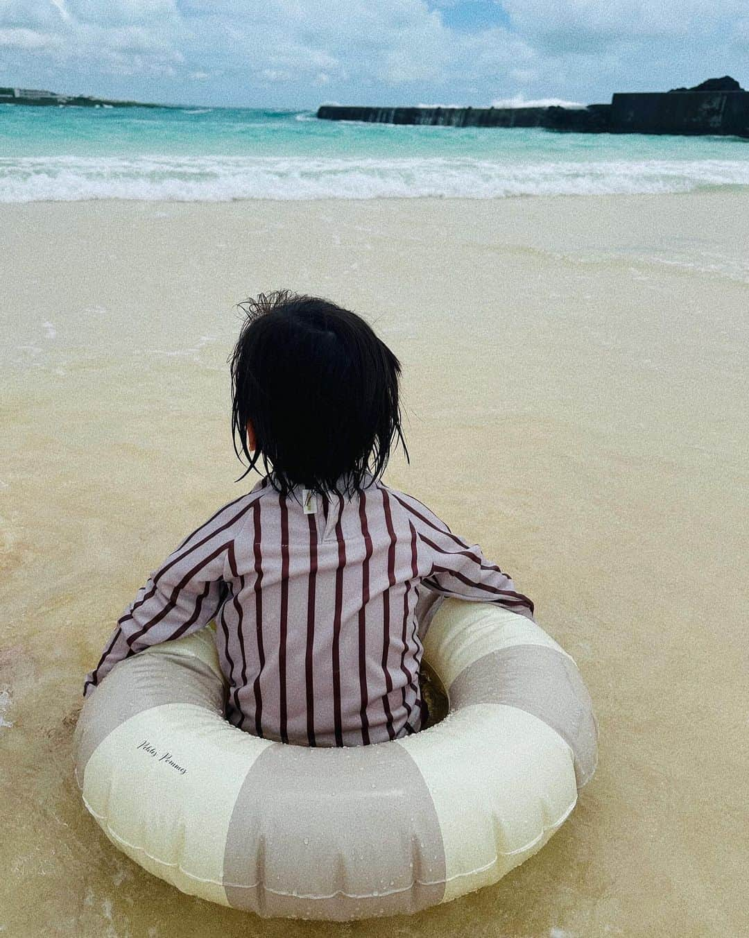 瀬戸サオリさんのインスタグラム写真 - (瀬戸サオリInstagram)「Beach🩵🏝️☁️ 綺麗すぎてさいこーう🩵🩵  みんなの準備ばかりして 自分のもの全部忘れて （帽子とか😨やばすぎ）  私だけ日焼けしすぎて もはや火傷状態…🔥 こわいくらい真っ黒&真っ赤  それでも海遊び 楽しかったな〜⛱️  #渡口の浜」9月7日 20時29分 - seto_saori