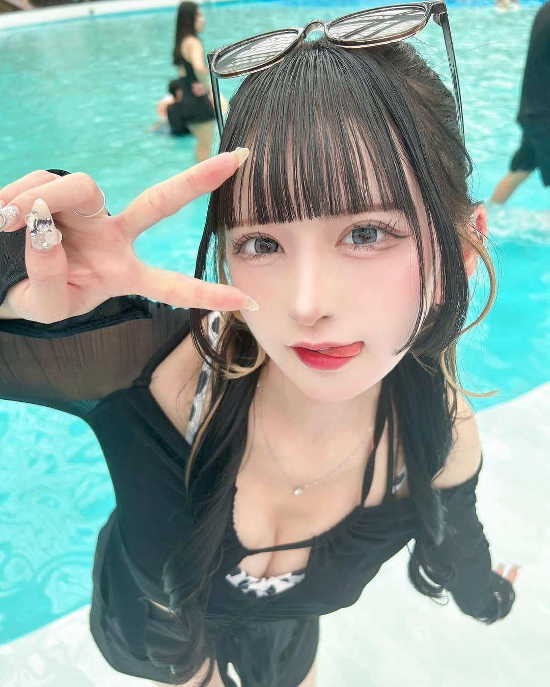 狐波ろんさんのインスタグラム写真 - (狐波ろんInstagram)「水着なんて来たの高3ぶり？でテンション上がった^ ̳- ‧̫ • ̳^☆  . #水着 #黒髪ぱっつん #プール」9月7日 20時30分 - ron_konami