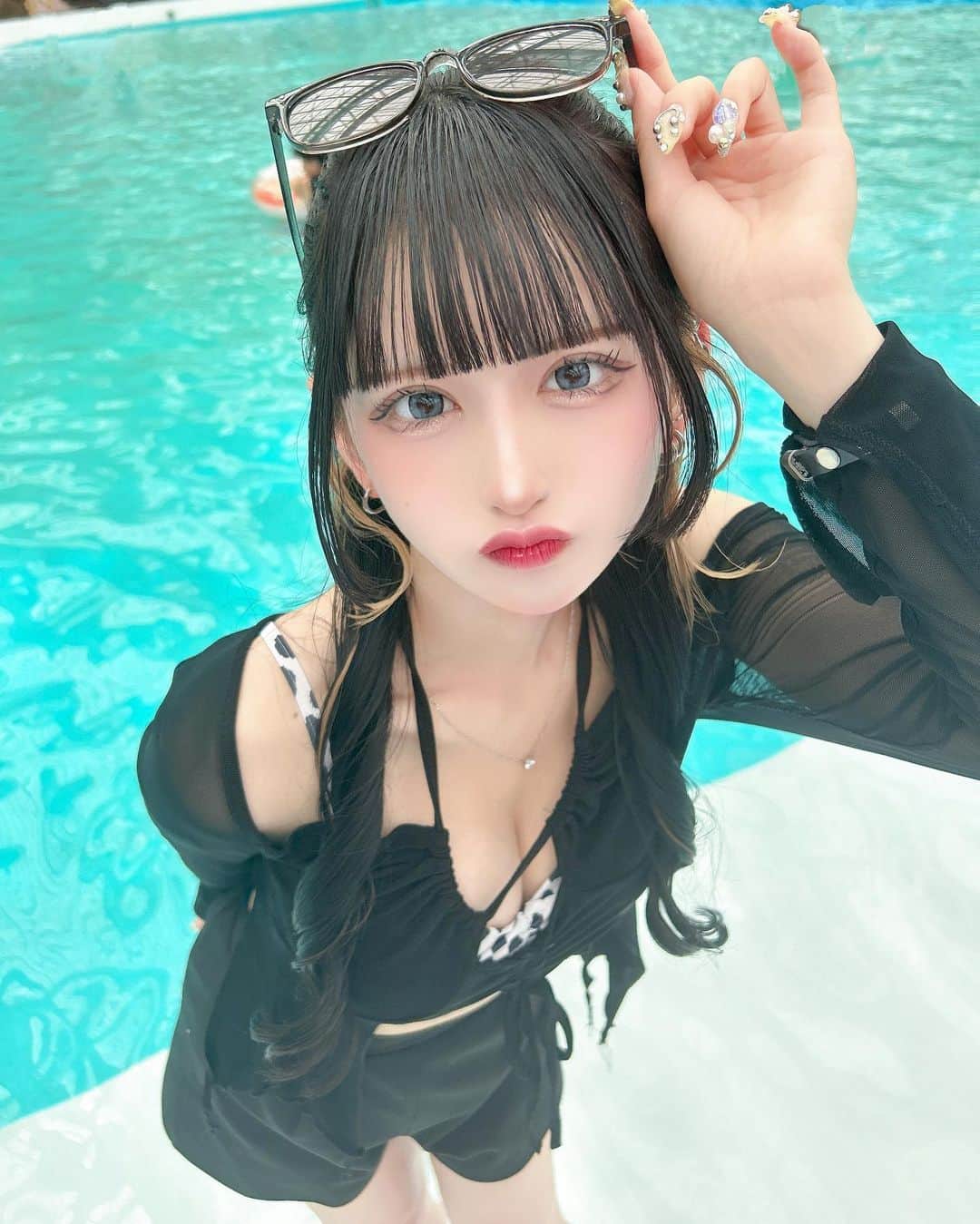 狐波ろんのインスタグラム：「水着なんて来たの高3ぶり？でテンション上がった^ ̳- ‧̫ • ̳^☆  . #水着 #黒髪ぱっつん #プール」