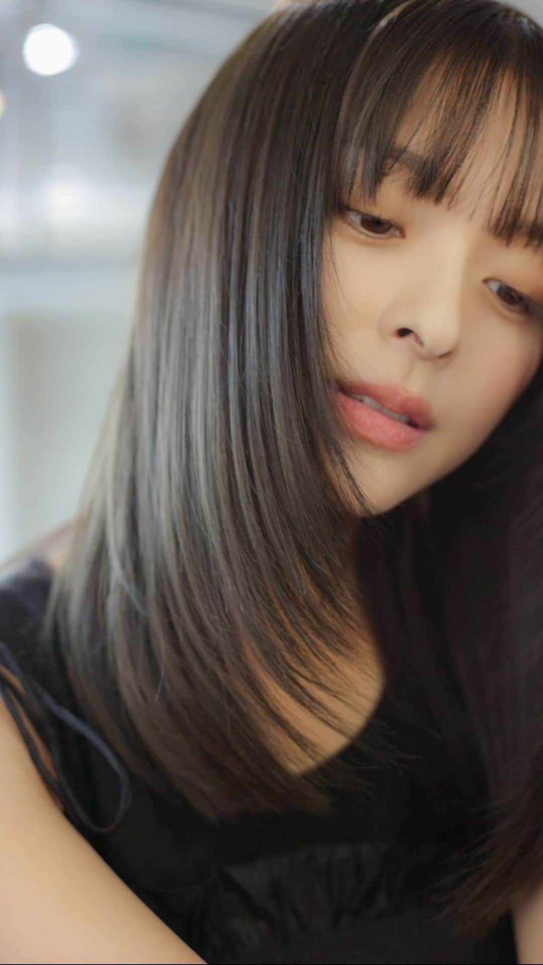 大木光のインスタグラム：「顔まわりにデザインを 抜け感と軽やかさを兼ね備えたヘアスタイル✂︎  ストレートアイロンのみで作るエフォートレスで抜け感のある仕上がりに。 . 【大木光の御予約について】 インスタプロフィールのURLよりWEƁ予約にて承っております。  #ミディアム #レイヤー#レイヤーカット #ミディアムレイヤー #レイヤースタイル#オリーブベージュ #オリーブグレージュ」