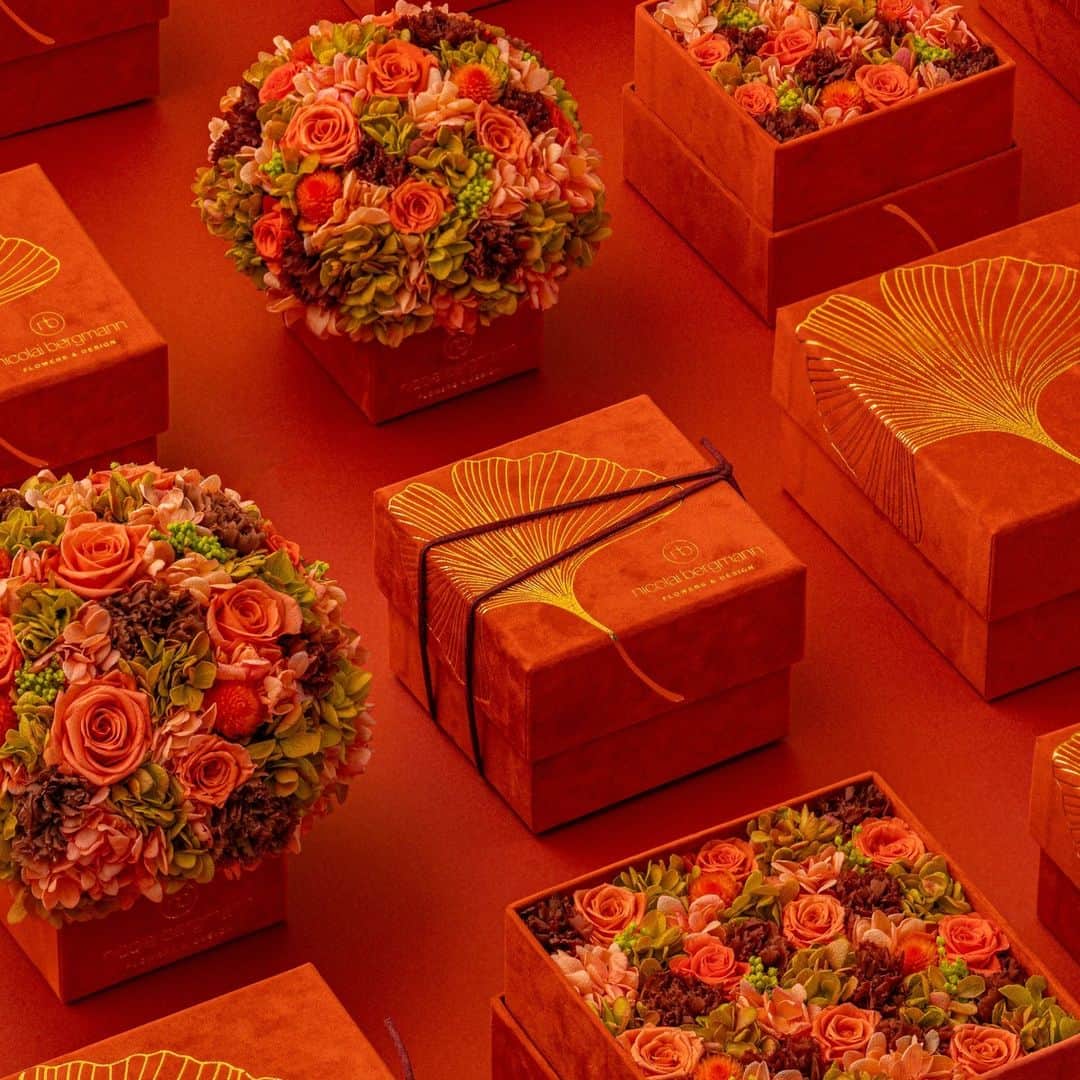 ニコライ・バーグマン・フラワーズ＆デザインのインスタグラム：「The preserved flower versions of this year's Autumn Collection "Floral Autumn" feature hydrangeas, roses, and carnations in such a calming Autumn color gradation. 🧡 The persimmon orange color of the hydrangeas is actually a Nicolai Bergmann exclusive. ⁠ ⁠ Available in Japan now! ⁠🍁⁠ ⁠ The preserved flower box will also be sold online in Europe soon! ⁠ .⁠ .⁠ .⁠ .⁠」