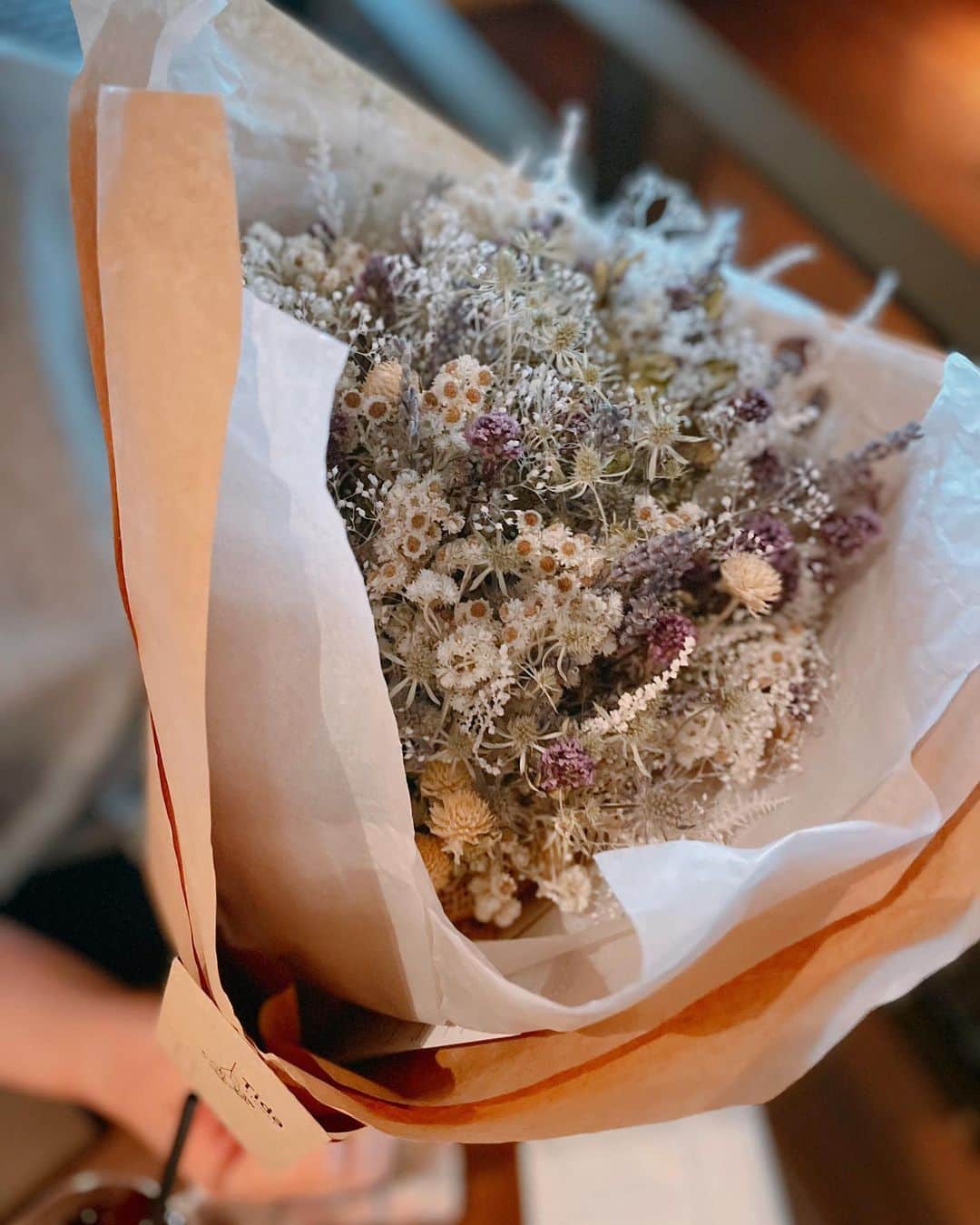 カオルコのインスタグラム：「💐🤍  Happy birthday @_____k._   がんばり屋さんめ 笑顔でいられますように  #tokyo #lifestyle #kawaii #flowers  #bouquet #driedflowers」