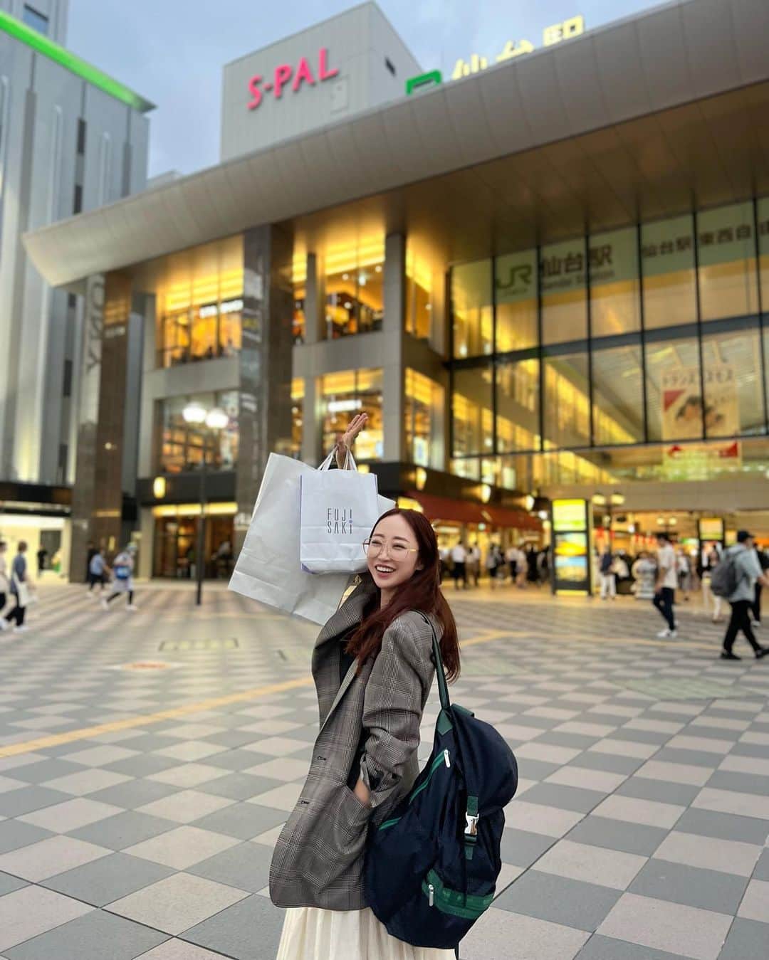 神崎恵のインスタグラム：「・ 仙台に行ってきました🚄 TVのロケでした。 楽しかったです。 朝楽しく選んだ駅弁も、 帰りに駆け込みで買えた牛タン弁当も美味しかった🤤 久しぶりの仙台。 また来ます！」