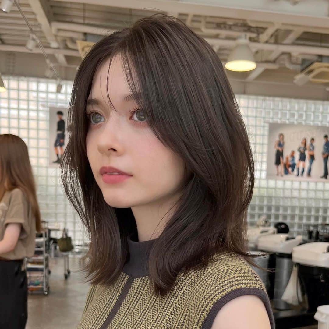 中根稔貴のインスタグラム：「顔まわりに動きを出した上品なlayer lobスタイル  落ち着いた色味の増える秋ファッションにポイントをプラスしたhairです🍁  #オリーブベージュ  #ロブ#ボブ#くびれボブ#ミディアムヘア#カジュアルヘア#レイヤーカット#透明感カラー#グレージュ#グレージュカラー#オリーブグレージュ#顔周りレイヤー#フェイスレイヤー#カジュアルヘア#くびれヘア#透明感ヘア #オリーブベージュ#SHIMA原宿#原宿美容室#SHIMAHARAJUKU」
