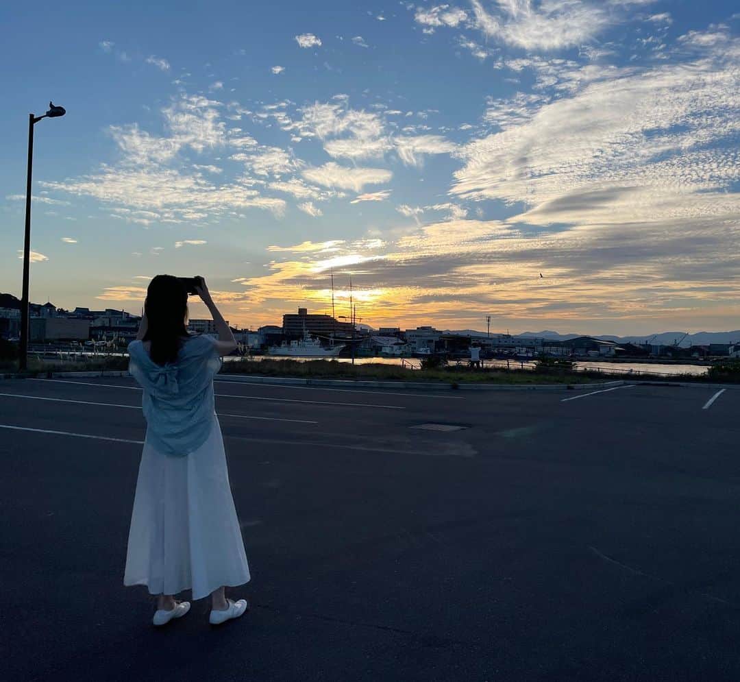 ともさかりえのインスタグラム：「⁡ 綺麗な夕焼けだったな。 1週間が1ヶ月くらいに感じた。 濃密な日々でした。」