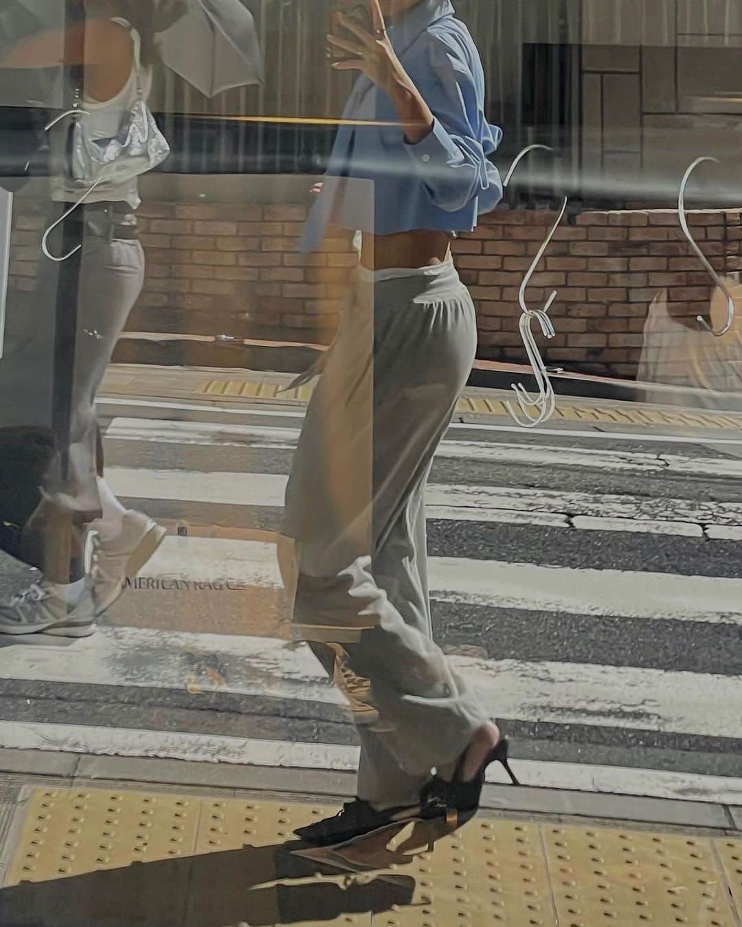 宮川由衣子さんのインスタグラム写真 - (宮川由衣子Instagram)「. 左手に見えますのは、名物日傘オバタンとなっております☺️☂️ 日傘って雨の日にも使えるから便利なんだって☺️☂️ @miiiiiraixx  . そんな事よりレイヤードシリーズ、 ついにスウェットが登場❤️🫧 もちろんレイヤード部分は取り外し可能！！ かわいとぅぎ💞明日金曜日発売でし👀 . #fashion #outfit #ootd」9月7日 20時44分 - yuiko_miyagawa
