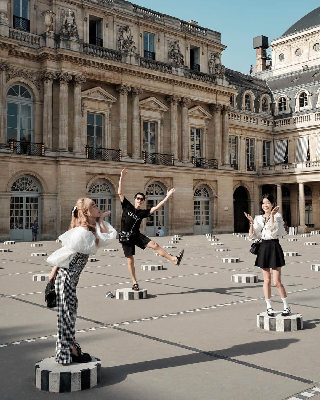 紀卜心さんのインスタグラム写真 - (紀卜心Instagram)「請人幫我們拍的合照好可愛🧏🏻‍♀️ 這裡真的很適合穿黑白～超法🇫🇷 #Paris」9月7日 20時38分 - eatzzz7