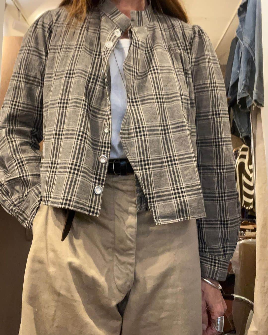 Megさんのインスタグラム写真 - (MegInstagram)「Swell Vintage × JOHNBULL Collaboration Items vol.3  デニム、ブラウスに続きこちらのジャケットが発売になりました  やっぱりこういう風合いの生地が好きなんですよ私 またコットンリネンかって言わないでくださいね笑  洗いざらしたシャツのようなナチュラルな感じ コンパクトなサイズ感でとても軽いので脱いでバッグにバサっと入れても気にならない  計算されて作られた形は横から見ても後ろから見ても素敵なんです これ一枚羽織るだけで一気にクラスアップする感じ  ブラックデニムにはもちろん、チノパン、オーバーオールに合わせてもハマると思います  前の合わせの部分がちょっと変わった仕様になっているので是非実物を見ていただきたいです  JOHNBULLの店舗で是非ご覧になってみてください  [Swell Vintage × JOHNBULL) BLOUSE lot. GYSW3201 color. check price. ¥33,000 tax in」9月7日 20時39分 - meg_swellvtg