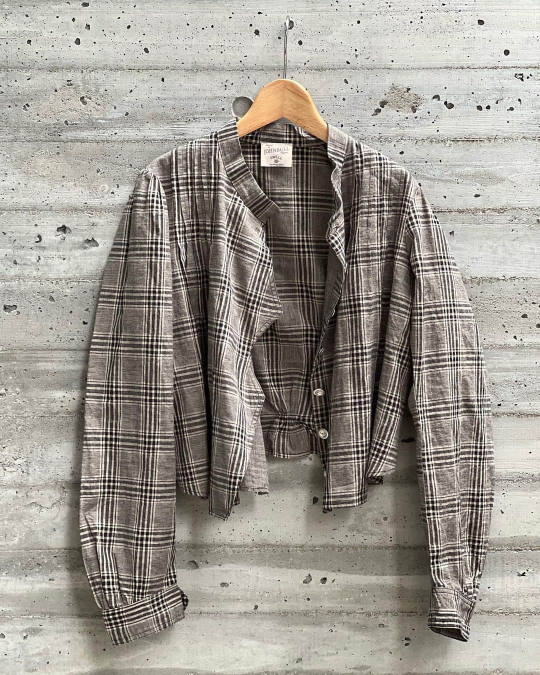Megのインスタグラム：「Swell Vintage × JOHNBULL Collaboration Items vol.3  デニム、ブラウスに続きこちらのジャケットが発売になりました  やっぱりこういう風合いの生地が好きなんですよ私 またコットンリネンかって言わないでくださいね笑  洗いざらしたシャツのようなナチュラルな感じ コンパクトなサイズ感でとても軽いので脱いでバッグにバサっと入れても気にならない  計算されて作られた形は横から見ても後ろから見ても素敵なんです これ一枚羽織るだけで一気にクラスアップする感じ  ブラックデニムにはもちろん、チノパン、オーバーオールに合わせてもハマると思います  前の合わせの部分がちょっと変わった仕様になっているので是非実物を見ていただきたいです  JOHNBULLの店舗で是非ご覧になってみてください  [Swell Vintage × JOHNBULL) BLOUSE lot. GYSW3201 color. check price. ¥33,000 tax in」