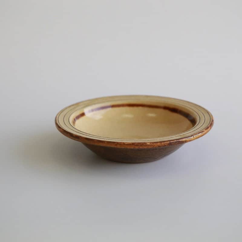 moyaisさんのインスタグラム写真 - (moyaisInstagram)「シンプルな線巻き模様が美しい、龍門司焼の縁付き皿です。縁に描かれた線に滲んだ飴釉が美しく、どんなお料理も引き立てます。  #yaora #美しい暮らしの良品  #鹿児島 #薩摩 #龍門司焼  #陶器 #うつわ #lifestyle」9月7日 20時41分 - yaora.life