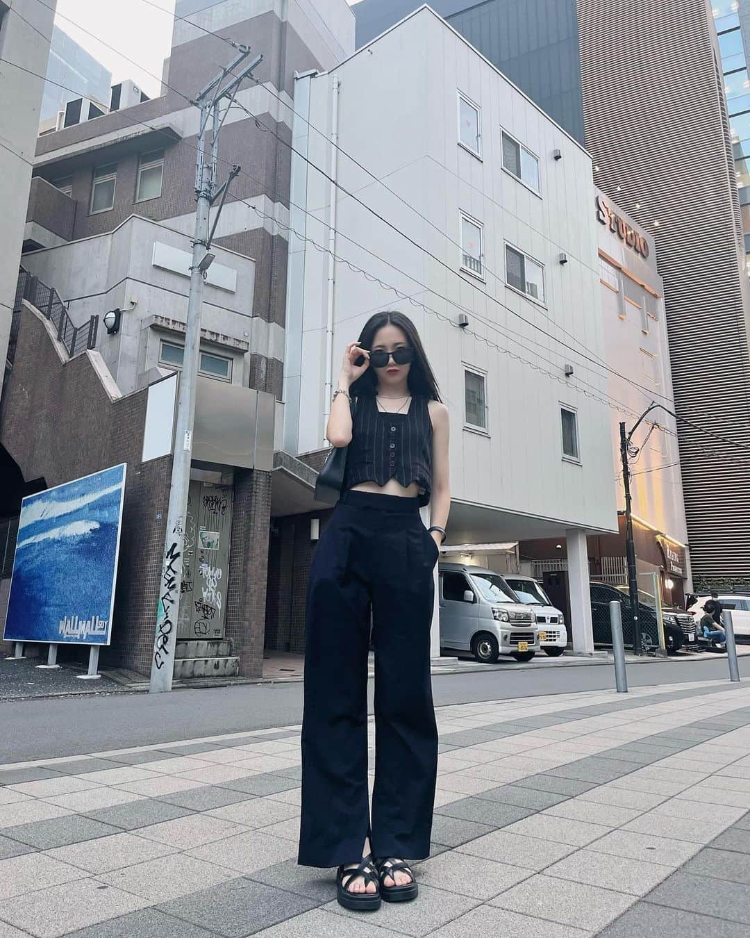 山邊未夢のインスタグラム：「サングラスなんかしてカッコつけちゃった🕶️  #べーファッション  tops @zara  pants @lily_brown_official  bag @louisvuitton」