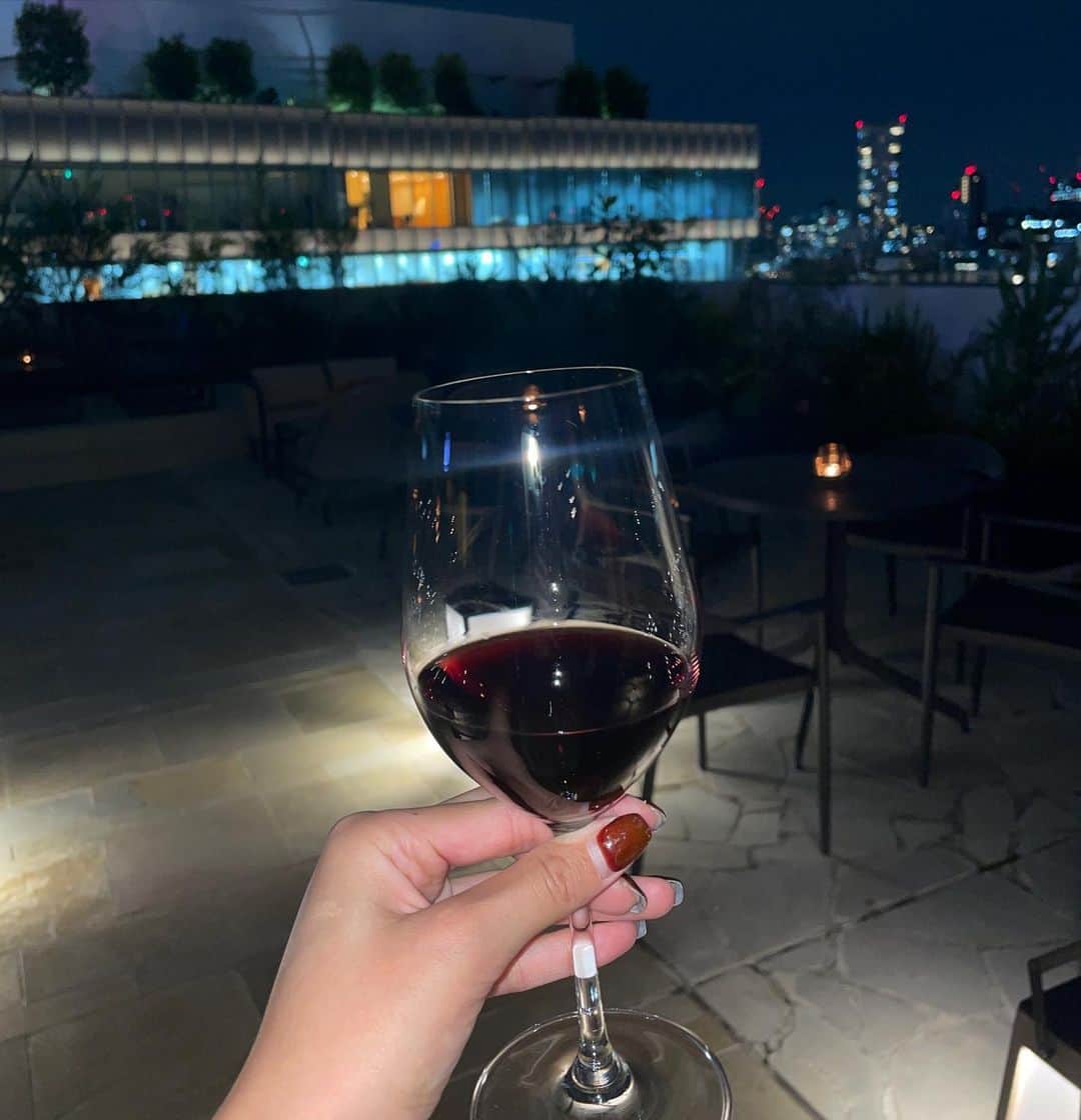 松本優さんのインスタグラム写真 - (松本優Instagram)「「アニヴェルセル 表参道」 @anniversaire_omotesando がリニューアルオープンということで一足早くお邪魔してきました🫶🏾表参道に来た際にはいつも前を通って気になってたんですが…🩵  １階のカフェ、DJブースやライブパフォーマンスがあって素敵な空間にうっとり✨こんなところで過ごす休日は最高&贅沢💦✨😭  結婚式でもご存じのアニヴェルセル表参道👰 ４階では、ウェディングドレス展示が🥹🩵とっても美しくて女の子は特にドキドキしちゃいます😭💗  そしてそして、８階の最上階からの景色が最高なんです✨ 夜の雰囲気もとっても素敵なんですが、お昼のカフェとしても利用したい場所♡  ぜひみんなも行ってみてね✨  #sponsored 　#アニヴェルセル　#アニヴェルセル表参道　#リニューアル　#記念日の館　#レセプションパーティ #人生に記念日の輝きを」9月7日 20時43分 - matsumoto_yu
