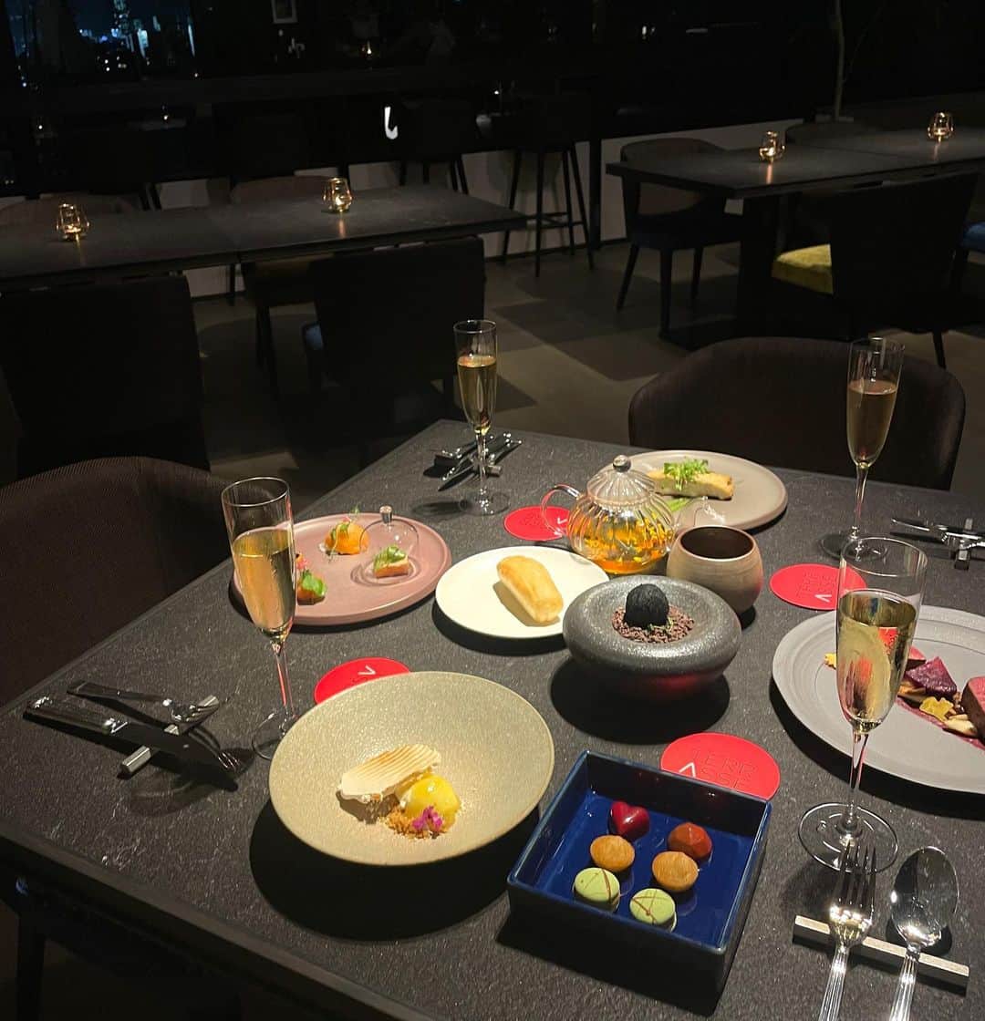 松本優さんのインスタグラム写真 - (松本優Instagram)「「アニヴェルセル 表参道」 @anniversaire_omotesando がリニューアルオープンということで一足早くお邪魔してきました🫶🏾表参道に来た際にはいつも前を通って気になってたんですが…🩵  １階のカフェ、DJブースやライブパフォーマンスがあって素敵な空間にうっとり✨こんなところで過ごす休日は最高&贅沢💦✨😭  結婚式でもご存じのアニヴェルセル表参道👰 ４階では、ウェディングドレス展示が🥹🩵とっても美しくて女の子は特にドキドキしちゃいます😭💗  そしてそして、８階の最上階からの景色が最高なんです✨ 夜の雰囲気もとっても素敵なんですが、お昼のカフェとしても利用したい場所♡  ぜひみんなも行ってみてね✨  #sponsored 　#アニヴェルセル　#アニヴェルセル表参道　#リニューアル　#記念日の館　#レセプションパーティ #人生に記念日の輝きを」9月7日 20時43分 - matsumoto_yu