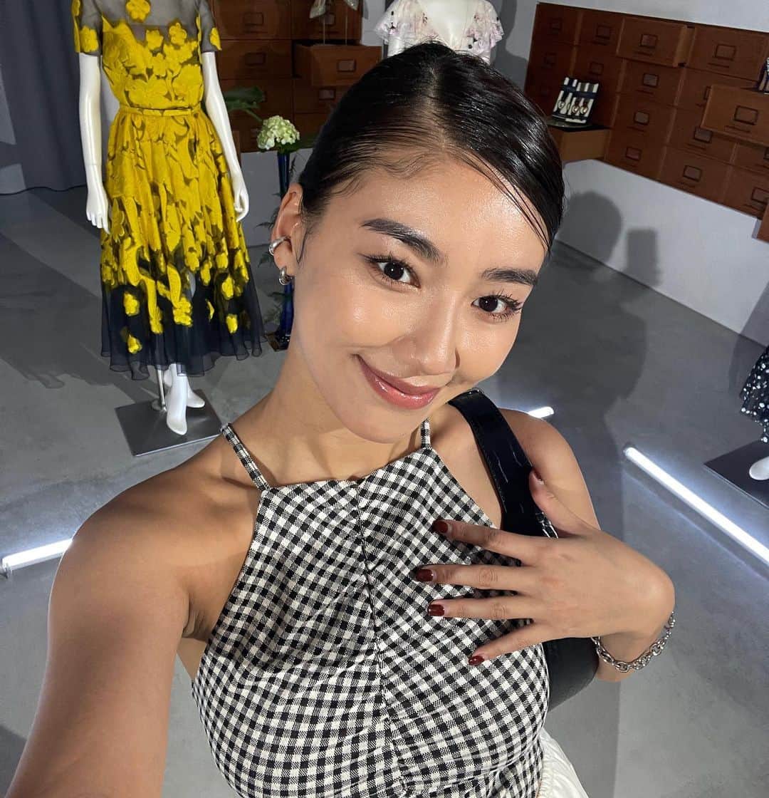松本優さんのインスタグラム写真 - (松本優Instagram)「「アニヴェルセル 表参道」 @anniversaire_omotesando がリニューアルオープンということで一足早くお邪魔してきました🫶🏾表参道に来た際にはいつも前を通って気になってたんですが…🩵  １階のカフェ、DJブースやライブパフォーマンスがあって素敵な空間にうっとり✨こんなところで過ごす休日は最高&贅沢💦✨😭  結婚式でもご存じのアニヴェルセル表参道👰 ４階では、ウェディングドレス展示が🥹🩵とっても美しくて女の子は特にドキドキしちゃいます😭💗  そしてそして、８階の最上階からの景色が最高なんです✨ 夜の雰囲気もとっても素敵なんですが、お昼のカフェとしても利用したい場所♡  ぜひみんなも行ってみてね✨  #sponsored 　#アニヴェルセル　#アニヴェルセル表参道　#リニューアル　#記念日の館　#レセプションパーティ #人生に記念日の輝きを」9月7日 20時43分 - matsumoto_yu