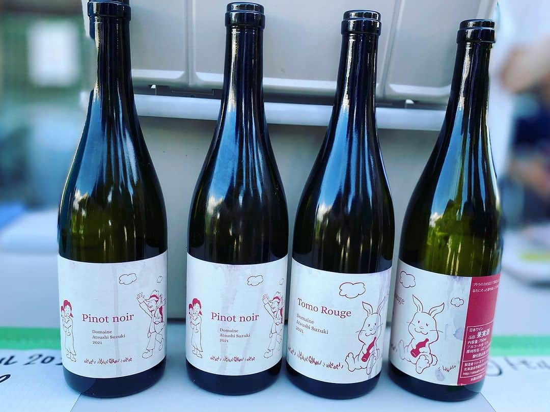 ひぐち君さんのインスタグラム写真 - (ひぐち君Instagram)「「La Fête des Vignerons à YOICHI 2023」🌿🌿  Domaine Atsushi Suzuki 「Pinot noir 2021」🍷 「Tomo Rouge 2021」🍷 ツヴァイゲルト🍇  「5年は飲まないでください」と言われるほどのポテンシャルの高さ⤴️ 飲ませてもらうと、その力強さがわかります😋  #ドメーヌアツシスズキ #lafêtedesvigneronsàyoichi  #ラフェトデヴィニュロンアヨイチ  #農園開放祭 #余市ラフェト #ラフェト #ラフェト2023 #余市町ふるさと納税  #北海道 #余市町 #登町  #日本ワイン 🇯🇵 #japanesewine #vinjaponais  #일본와인 #日本葡萄酒  #wine #vin #vino #wein #vinho #와인 #葡萄酒  #wineexpert  #tokyo 🗼 #余市町ワイン大使 ⭐️ #北海道新聞 📰 https://www.hokkaido-np.co.jp/article/898863/ #髭男爵ひぐち君の語る日本ワインサロン 📚 https://amzn.to/3DBTsSl #オンラインサロン #ひぐち君の日本ワイン会 💻 https://bit.ly/2KJ9DQy」9月7日 20時43分 - higehiguchi