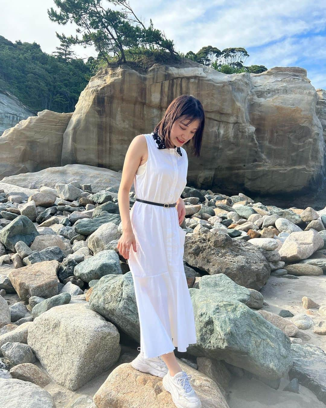 中崎花音さんのインスタグラム写真 - (中崎花音Instagram)「昨日の海写真の全身バージョンと落書き🌊  #海 #高戸小浜海岸 #高萩 #地元 #帰省 #わんぴーす #ザラコーデ #ぼぶ #砂浜 #岩 #落書き #全身」9月7日 20時52分 - cq_kanon_n