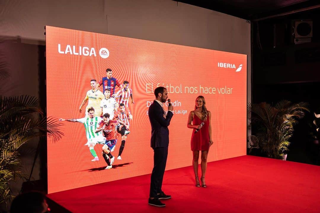 ディエゴ・ゴディンのインスタグラム：「Muy contento de haber presenciado mi primer evento como embajador de @laliga para acompañar a @iberia como nuevo patrocinador oficial en Latinoamérica ✈️  Anoche disfrutamos mucho en el evento en Ciudad de México.   ¡El fútbol nos hace volar! ⚽️」