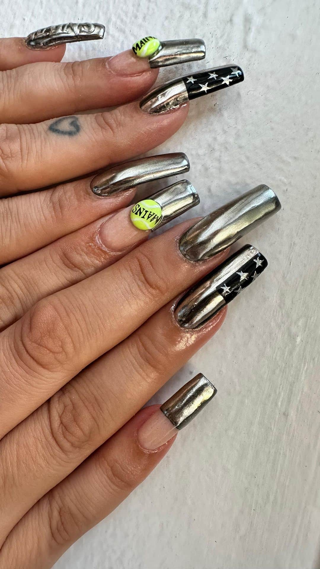 安田直美のインスタグラム：「@mainslondon 🎾 @ella.dror 🖤  #chromenails #mains」