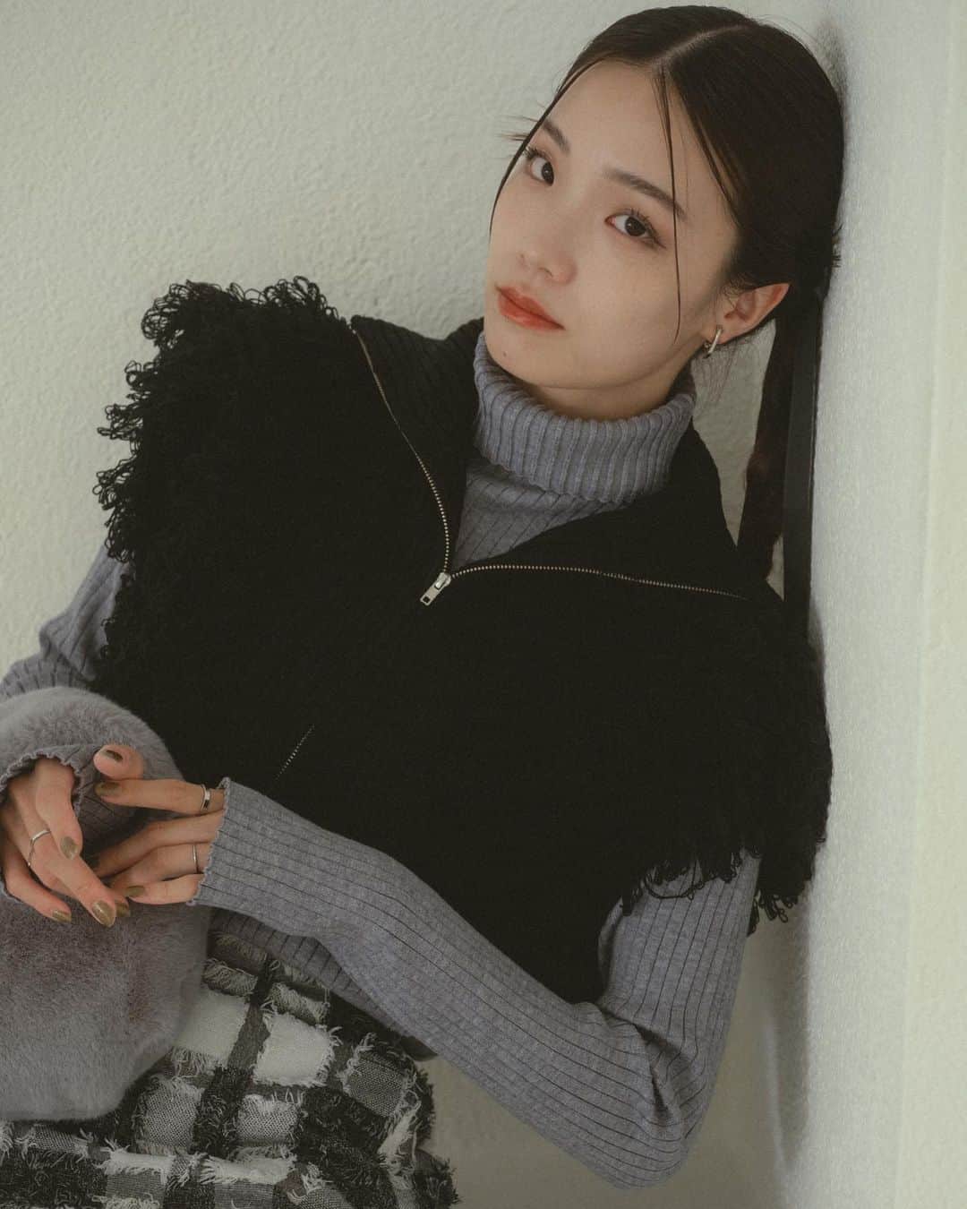Vannie Officialさんのインスタグラム写真 - (Vannie OfficialInstagram)「finger turtle knit ivory / black / brown / beige / purple / red / gray ¥2,970(tax in)  ︎︎ loop zip knit vest ivory / black ¥5,830(tax in)  ︎︎  back flare skirt black / other S / M ¥4,950(tax in) #vannie_u」9月7日 20時46分 - vannie__u
