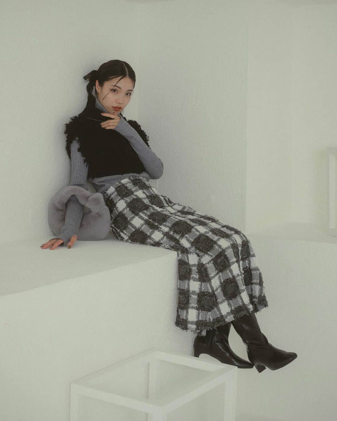 Vannie Officialさんのインスタグラム写真 - (Vannie OfficialInstagram)「finger turtle knit ivory / black / brown / beige / purple / red / gray ¥2,970(tax in)  ︎︎ loop zip knit vest ivory / black ¥5,830(tax in)  ︎︎  back flare skirt black / other S / M ¥4,950(tax in) #vannie_u」9月7日 20時46分 - vannie__u