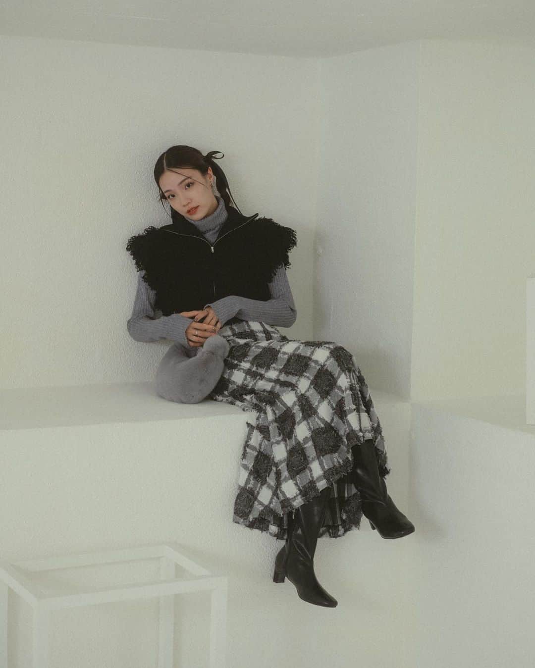 Vannie Officialさんのインスタグラム写真 - (Vannie OfficialInstagram)「finger turtle knit ivory / black / brown / beige / purple / red / gray ¥2,970(tax in)  ︎︎ loop zip knit vest ivory / black ¥5,830(tax in)  ︎︎  back flare skirt black / other S / M ¥4,950(tax in) #vannie_u」9月7日 20時46分 - vannie__u