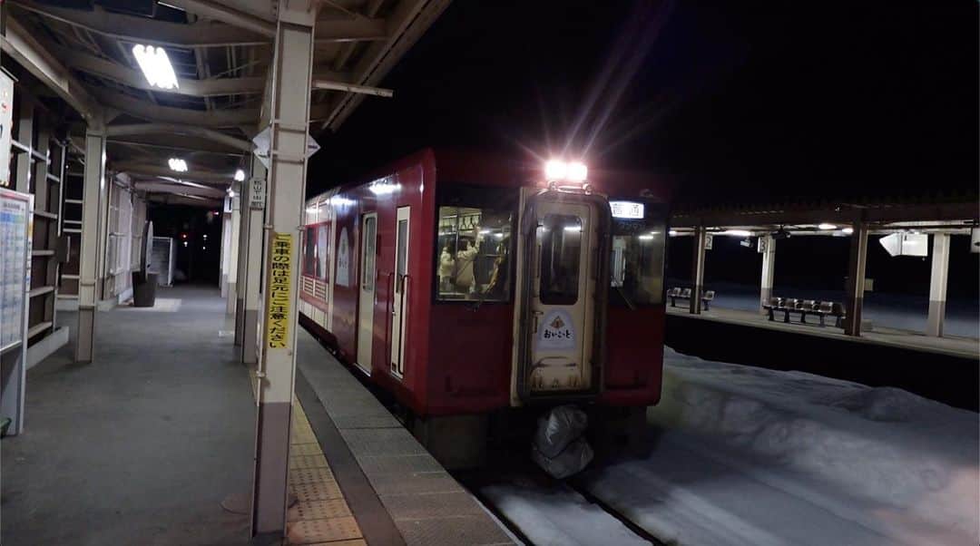 高山沙織さんのインスタグラム写真 - (高山沙織Instagram)「【最長片道切符の旅振り返り♯13】  こんにちはアンドロイドのお姉さんです。 私は新潟駅に来ています。  今日も最長片道切符の旅をスタートします 。新潟駅の案内サイン分かりにくい。全部在来線でまとめられてて何番線に行けばいいかわからないよ！ とりあえず3番ホームに到着。 今から信越本線特急しらゆきに乗って柏崎駅に向かいます。  約1時間20分の乗車。 新潟駅で買ったおにぎりでも食べようかと思ったのですが、ここで驚愕の事実が発覚。1つ目の停車駅の新津駅を出発後「あれ？新津駅って昨日通ったよなぁ」とそんな ことが頭をよぎります。路線図を見返してみると新津駅やっぱり昨日通ってた！ 最長片道切符は同じ駅を2回以上通過しては いけないというルールがあるのであわてて列車から飛び降りました。全く来る予定のなかった東三条駅で下車。 柏崎駅に向かうのは合っているのですが 乗る路線を間違えてしまったのです。 実は新潟から柏崎間は今乗ってきた"越後本線"経由で行く方が距離が長いのですが、なんせ昨日通ってきたルートと重複する箇所があるので今回は"越後線"に乗らなければならなかったのです。痛恨のミス！！ とりあえず最長片道切符のルート外になるのでここまでの運賃を精算。 そして新潟駅に戻らなければなりません 。次の列車が来るまで1時間ほどここで待ちです。 時間が有り余って暇なので東三条の駅の外に出てみました。 雨がしとしと降ってます。  コーヒーを片手にブラブラしてたら1時間なんてあっという間。というわけで新潟までの戻る為、再び特急しらゆきに乗っていきます。  35分ほどで新潟に到着。ここから正しいルート越後線に乗っていきます。ただ 接続の関係で新潟駅で1時間ちょっとの待ち時間が発生。　なので万代シティのみかづきで新潟県民のソウルフード イタリアンをいただきます。 イタリアンという名前ですが実は焼きそば にミートソースかけた食べ物。 味はやっぱり焼きそばなんですよね。 不思議な感じ。  バスセンターの黄色いカレーは以前食べたことあるので、これで新潟のソウルフードは抑えるとこ抑えたんじゃないですかね 。  駅に戻ってきまて、ここからがようやく本日のルートスタート。えらい遠回りしてしまいましたが...。  越後線のでずっと海側を南下していきます 。 柏崎駅までの直通はないので普通列車を乗り継ぎ、乗り継ぎ。  柏崎駅に到着する頃にはもう夕方の5時。新潟県の柏崎駅にはブルボンの本社があるんですよね。ゆえに駅構内にはブルボンのお菓子の自販機が置いてあったりします。  定番のアルフォートやルマンドなどもある のに、ここではなぜか"エブリデイバーガー"が一番人気。  柏崎駅からは信越本線に乗って宮内駅にへそして上越線で 越後川口。  越後川口からは飯山線でずっと南下して途中県境を越えて長野県に入り飯山駅へ。  飯山線で乗った普通列車の車両は観光列車「おいこっと」の車両でした。こちら土日だと「観光列車おいこっと」として走っているのですが、平日だと普通列車として運用されていたりもします。ちょうどラッキーですね。 ちなみに日本人が思い描くふるさと（田舎）をコンセプトにしている「おいこっと」東京の真逆にあるという意味でTOKYOを反対（OYKOT）にしているのだそう。  飯田駅から北陸新幹線を使って再び新潟県に入り糸魚川駅で今日は宿泊します。  新潟県糸魚川駅に到着したのが21時27分。いやー今日は大変でしたね。 ということで今日の最長片道切符の旅はここ で終了。朝新潟駅を出発して今もまだ新潟にいます。やはり縦に長いですね新潟というわけで今回も見ていただきありがとうございます。次 の投稿でお会いしましょう」9月7日 20時47分 - saotvos