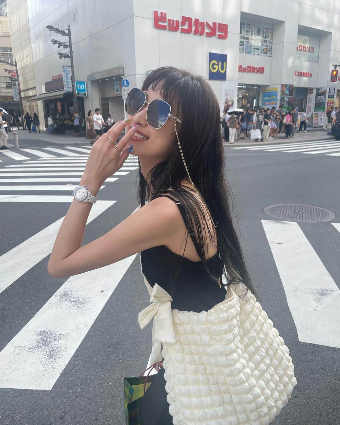 横田彩夏のインスタグラム：「新しいサングラスかったねん 伊勢丹メガネ売り場の匠の接客 チェーンがついています⛓️  #GUの前でGUCCI #LOREXの前でChanelのロゴ #このタイミングでgucci #不本意だがお気に入り #サングラス #秋口にやっとゲット」